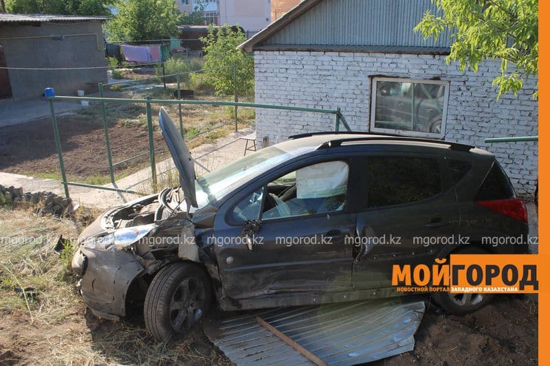 Машина влетела во двор частного дома после столкновения в Уральске