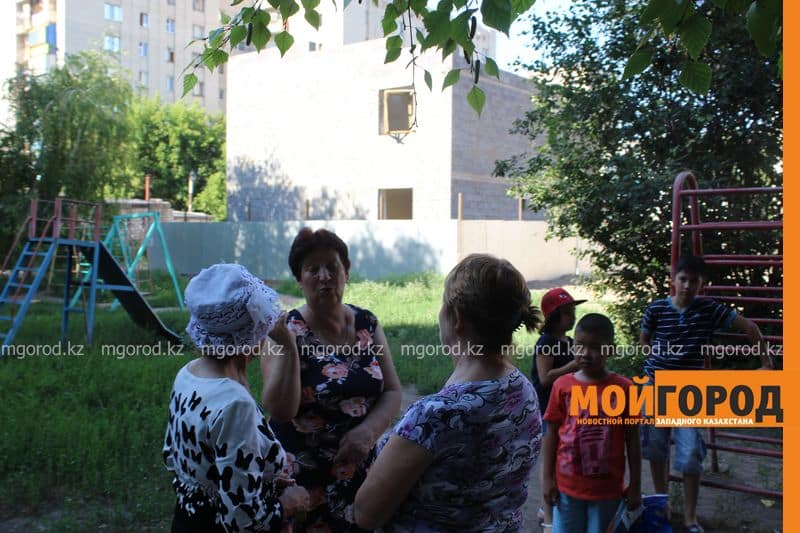 Жители многоэтажек недовольны строительством магазина на детской площадке в Уральске