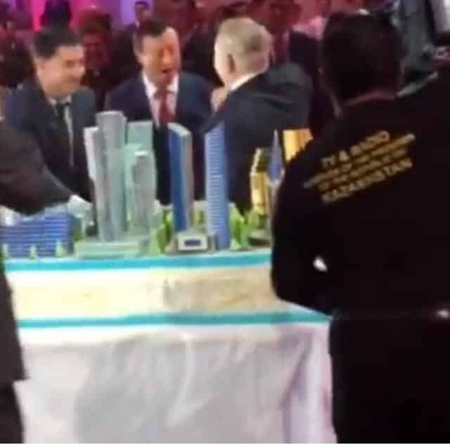 Президент Казахстана покормил с ложечки акима Астаны