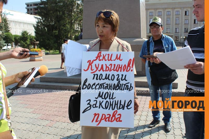 Одиночный пикет на главной площади устроила жительница Уральска