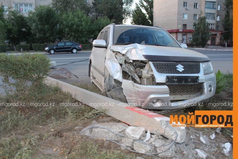 Автомобиль консульства России в Уральске врезался в столб