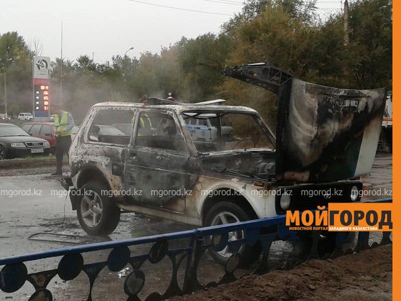 Полицейская машина сгорела у здания УВД в Уральске (видео)