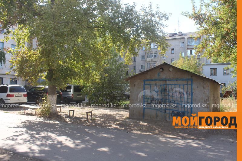 Железные гаражи установили прямо на детской площадке в Уральске