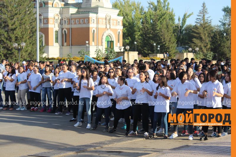 Более пяти тысяч студентов собрались на площади в Уральске