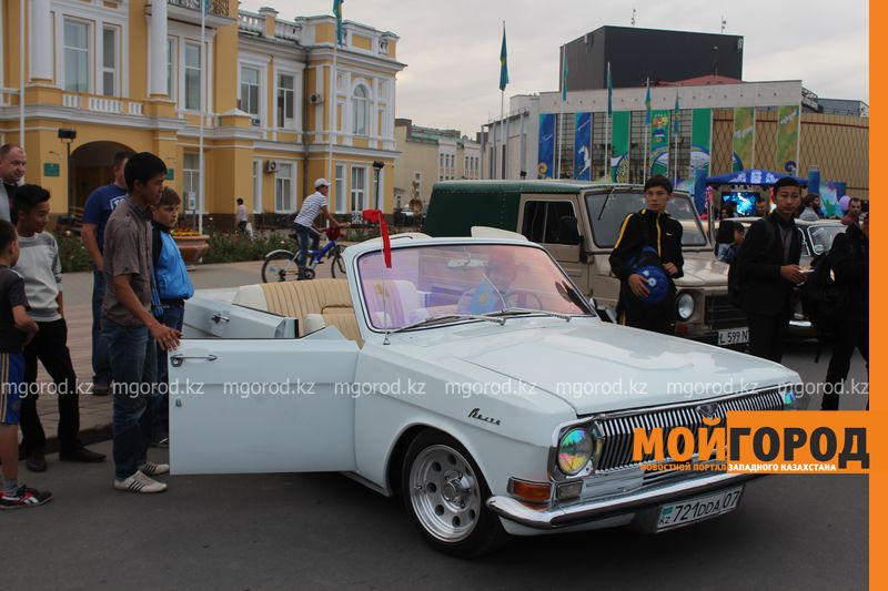 В День города Уральска на здании акимата паслись лошади