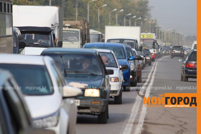 Небольшое ДТП спровоцировало гигантскую пробку на мосту в Уральске