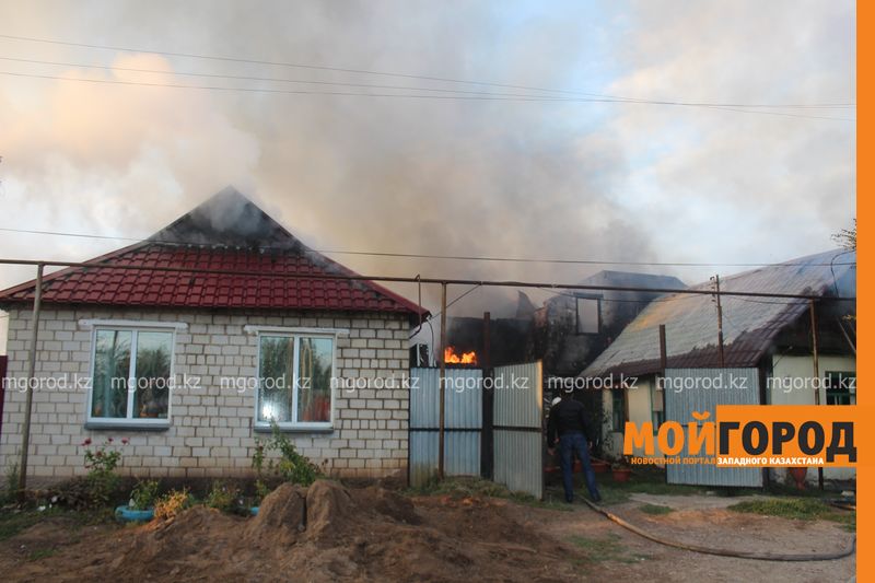 Два частных дома сгорело в пожаре в Уральске