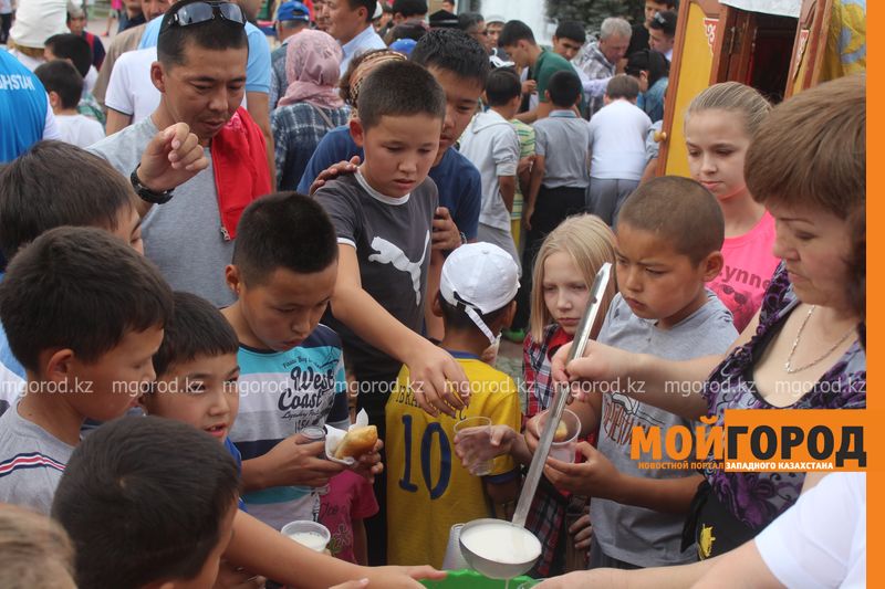 Бауырсаками и коже угощают на площади в Уральске в честь празднования Курбан айта
