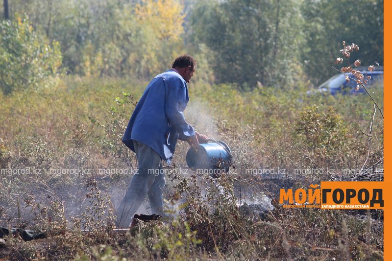 Сильный пожар уничтожает дома вблизи Уральска