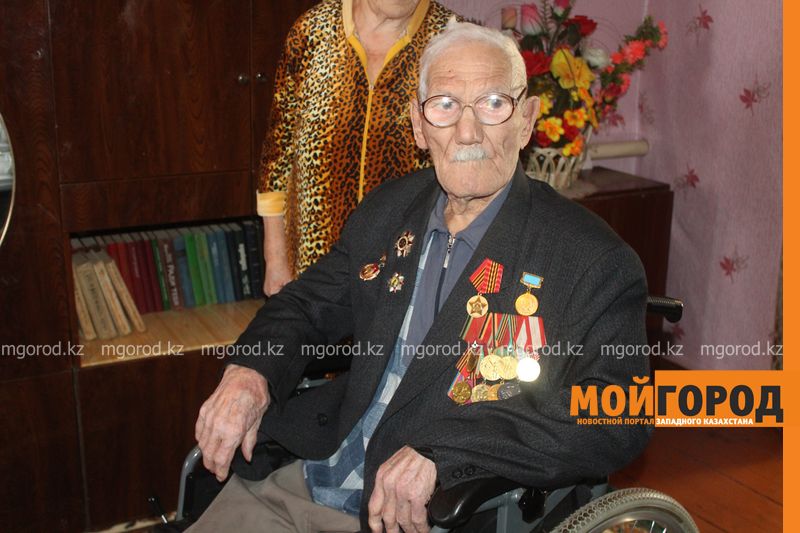 Ветерана войны в ЗКО сфотографировали на удостоверение возле туалета