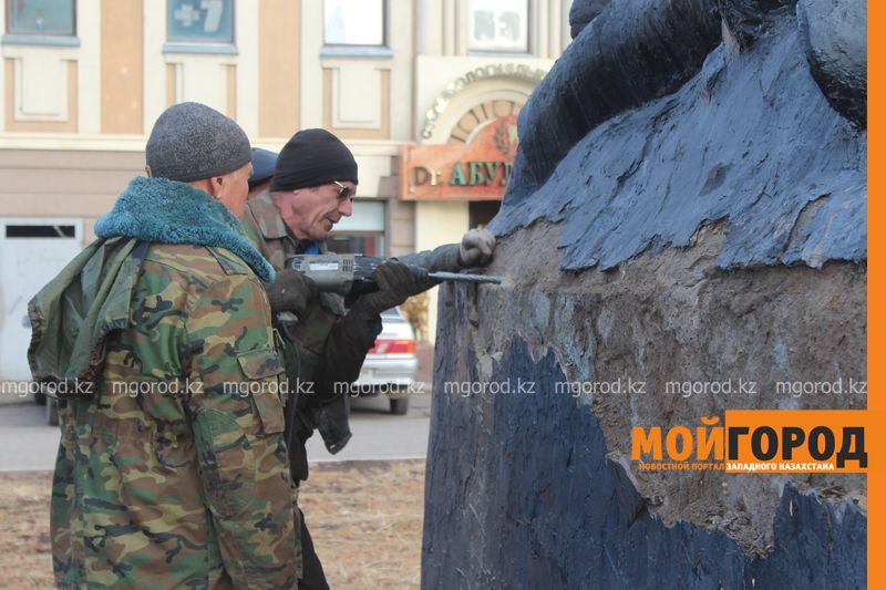 В Уральске ремонтируют памятник Мише Гаврилову