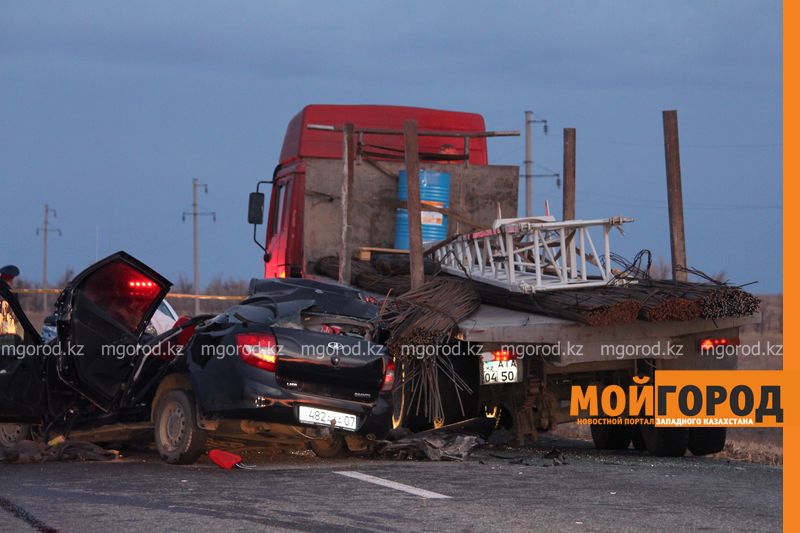 Водитель и пассажир авто, заехавшего под грузовик, находятся в тяжелом состоянии