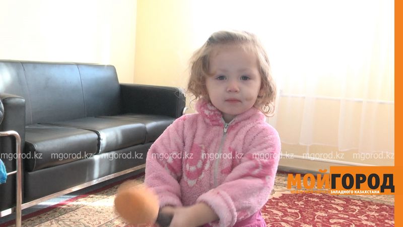 В Уральске разыскивают родителей 3-летней девочки, которая в одиночестве бродила по улице