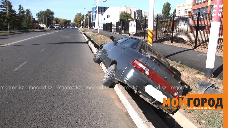 Автомобиль слетел в арык в Уральске