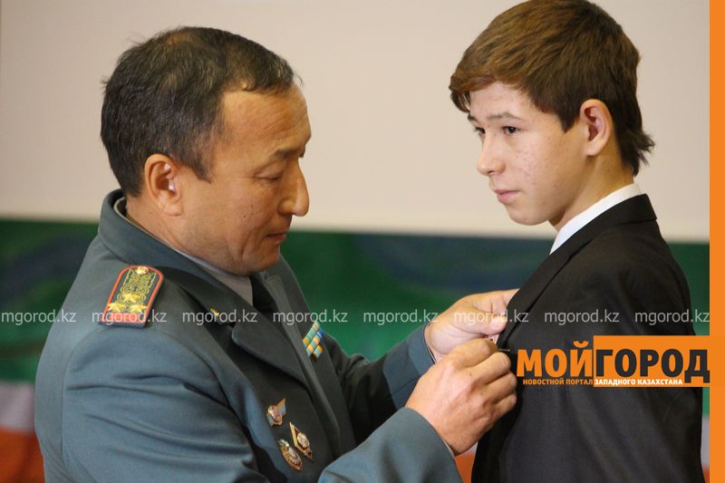 Спасителю тонущих девочек Никите Тюкину вручили медаль «За мужество»