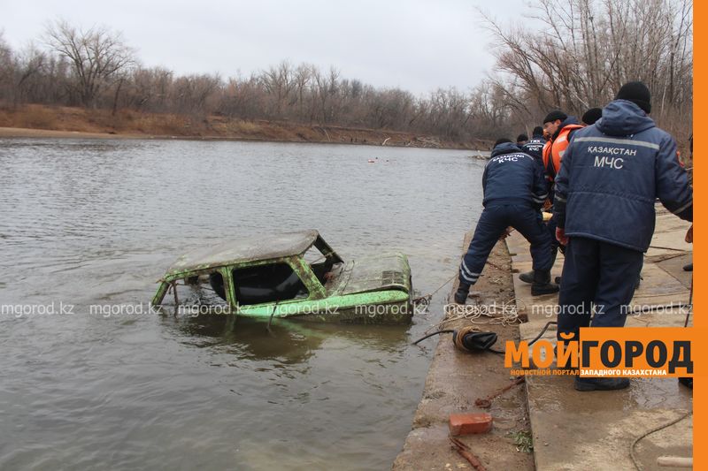 Машина с четырьмя пассажирами провалилась под лед в Уральске