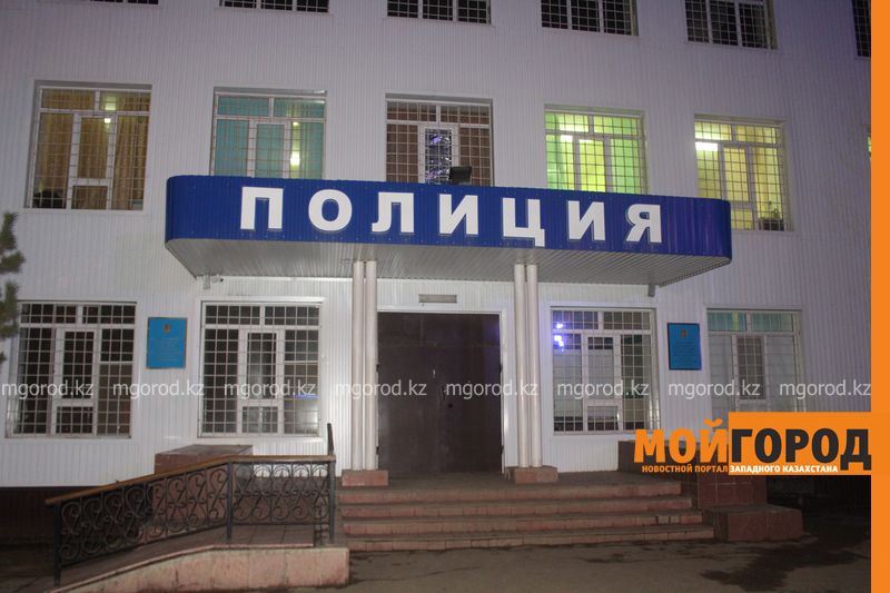 В Уральске полицейские не впустили журналистов на приговор их коллег, обвиняемых в получении взятки