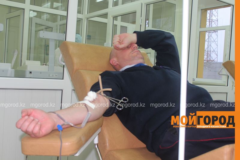 В Уральске полицейские сдали кровь пострадавшим в ДТП