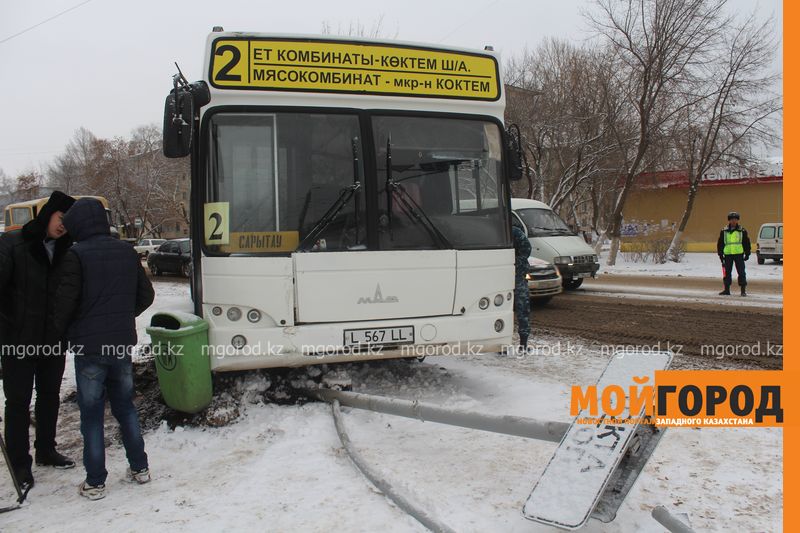 Пассажирский автобус врезался в дорожный знак в Уральске