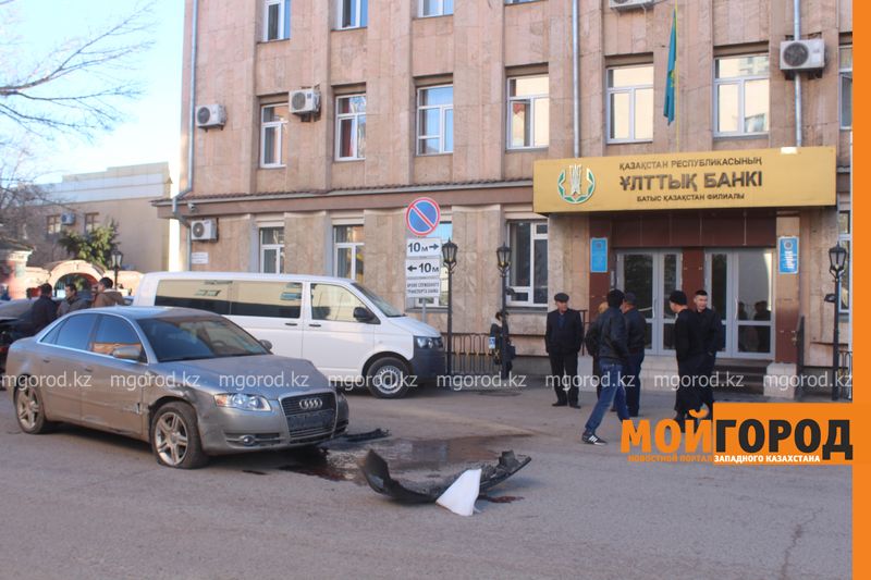 Две автомашины врезались в ограждение Нацбанка в Уральске