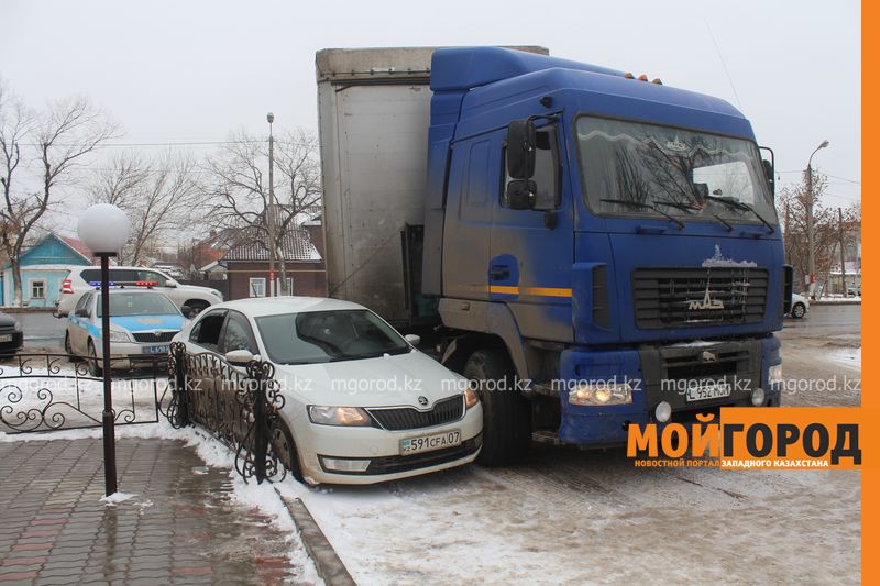 Попавший в ДТП водитель иномарки вылез из машины через окно