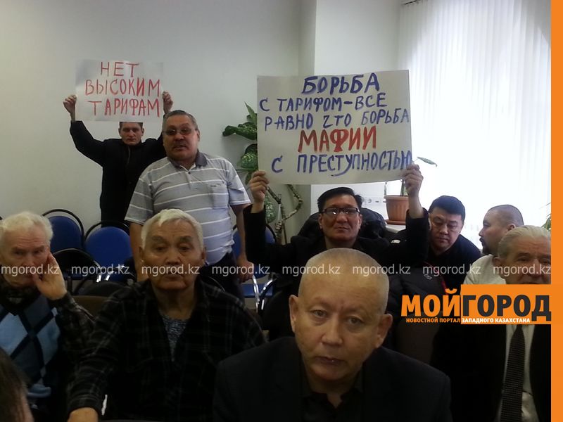 Тыкву подарили общественники Уральска монопольщикам