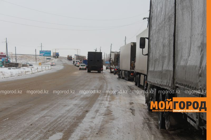 Из-за гололедицы в ЗКО ограничено движение для всех видов транспорта