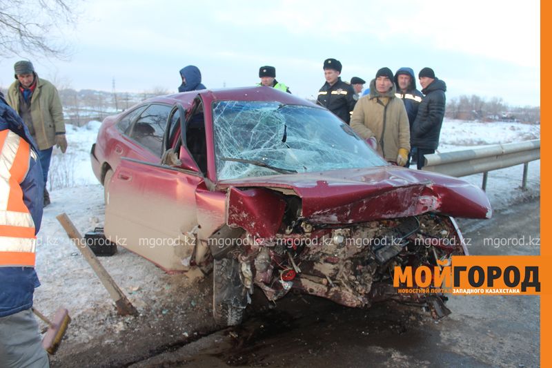 Четыре автомашины столкнулись на мосту в Уральске