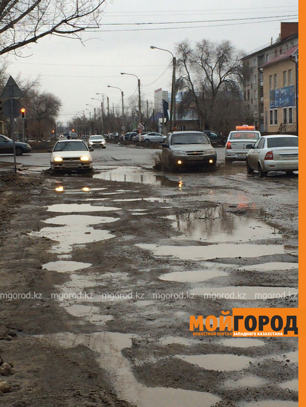 Водители возмущаются состоянием дорог центральных улиц Уральска