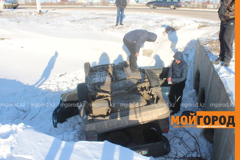 Автомобиль слетел в арык после столкновения с пассажирским автобусом в Уральске