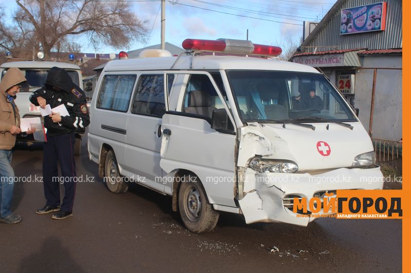 Машина скорой помощи врезалась в пассажирский автобус в Уральске