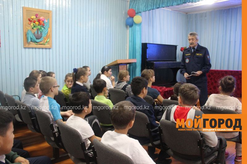 Школьников Уральска учили безопасности на льду