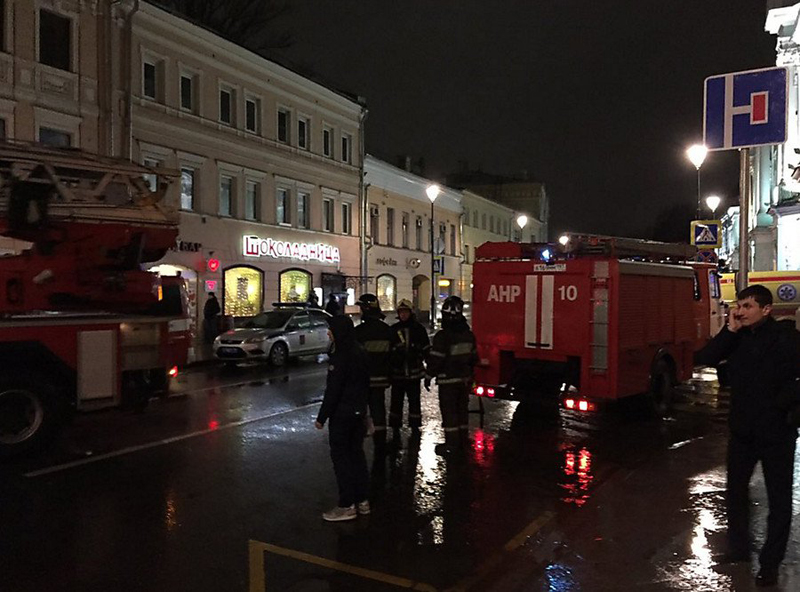На остановке в центре Москвы в результате взрыва пострадали три человека