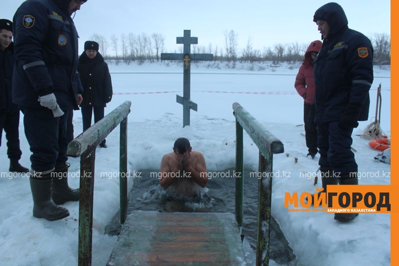 Сотни уральцев окунулись в прорубь на Крещение