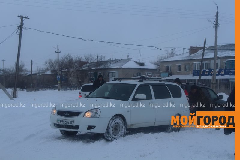 Пассажирский автобус не может проехать в поселок ЗКО из-за нечищенных дорог