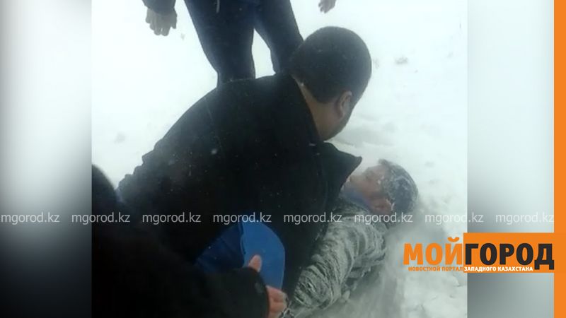 Водители пассажирских автобусов подрались на остановке в Уральске (фото, видео)