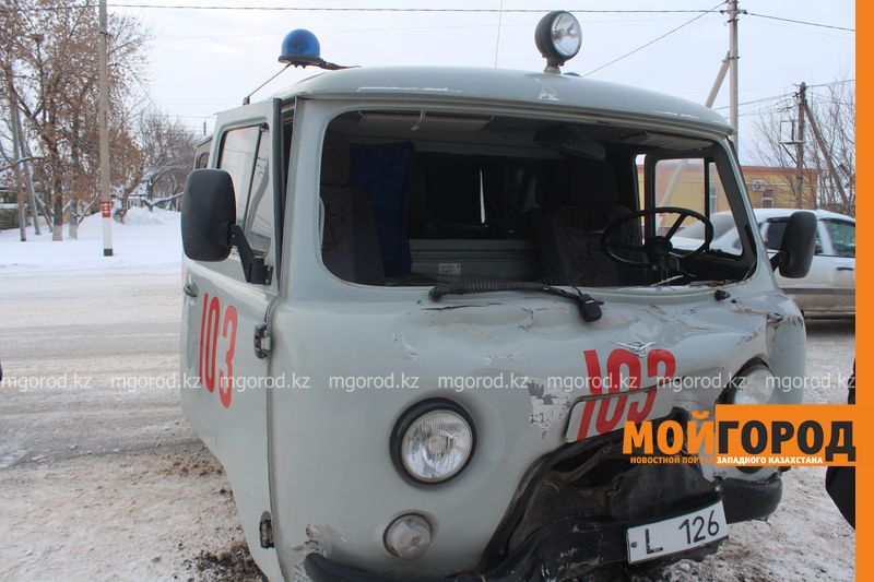 В Уральске в ДТП со скорой помощью пострадали три человека