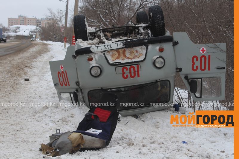 В Уральске перевернулась машина скорой помощи