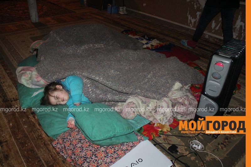 В Уральске многодетная семья живет в неотапливаемом доме (обновлено)