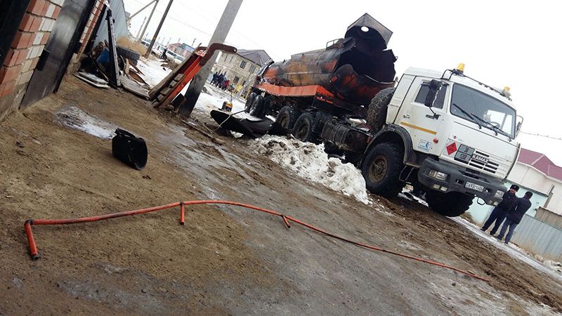 В Атырау при взрыве бензовоза погиб человек