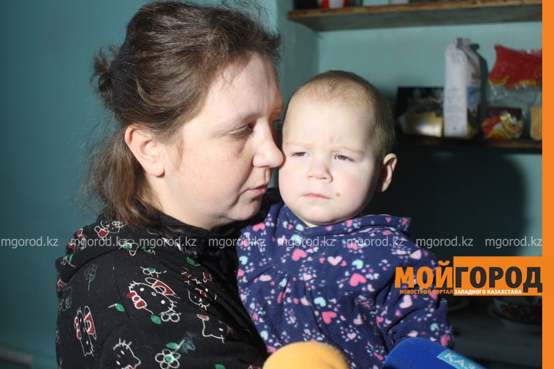 В плохих условиях живет семья с тремя малолетними детьми на даче в Уральске