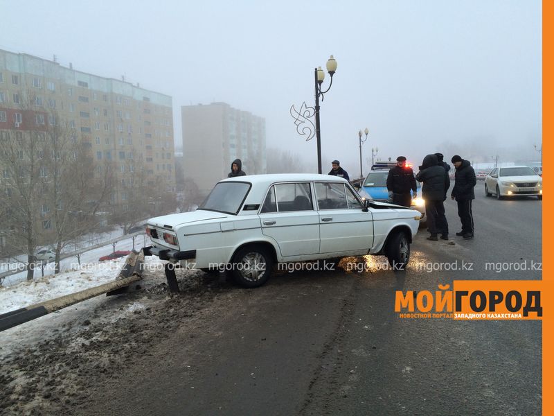 В Уральске автомашина «ВАЗ» снесла ограждение и чуть не слетела с моста