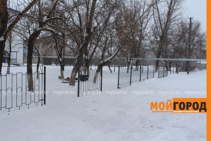 В Уральске директора школы уволили за поломанный забор
