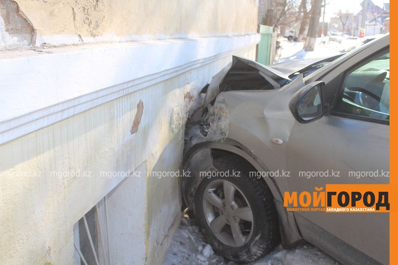 В Уральске после столкновения автомашина врезалась в жилой дом (фото, видео)