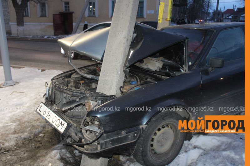 В Уральске из-за столкновения машина врезалась в столб