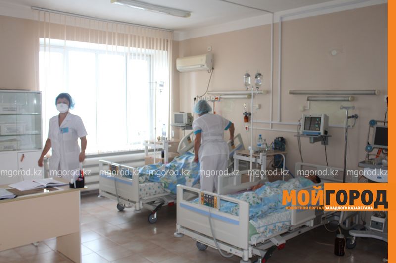 В Уральске открытую травму головы получил ребенок, катаясь на качелях
