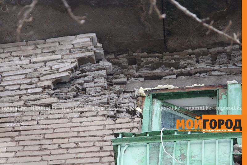 Жители разрушающего дома в Уральске не хотят ремонтировать крышу за свой счет