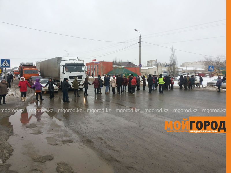 Продавцы мясных рынков перекрыли улицу в Уральске