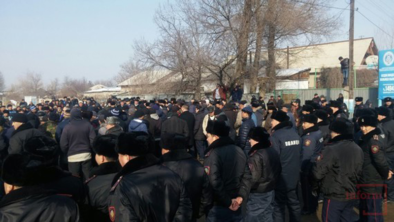 Жители села Бурыл вышли на сход с требованием наказать убийцу ребёнка