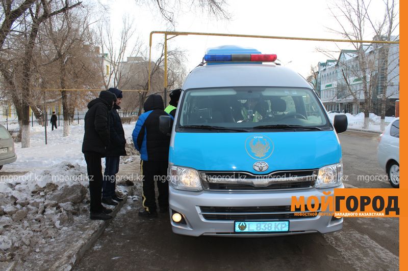 За долги по налогам автовладельцам Уральска на дороге вручали извещения